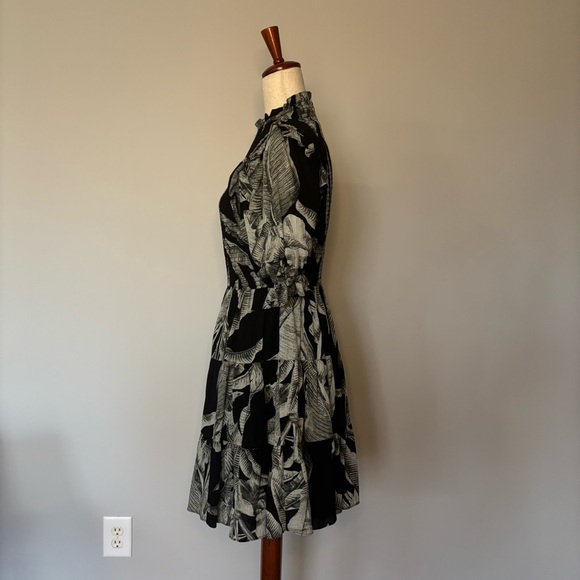 Elliatt Natalie los smocked black floral print dress - Size M - Picture 4 of 6